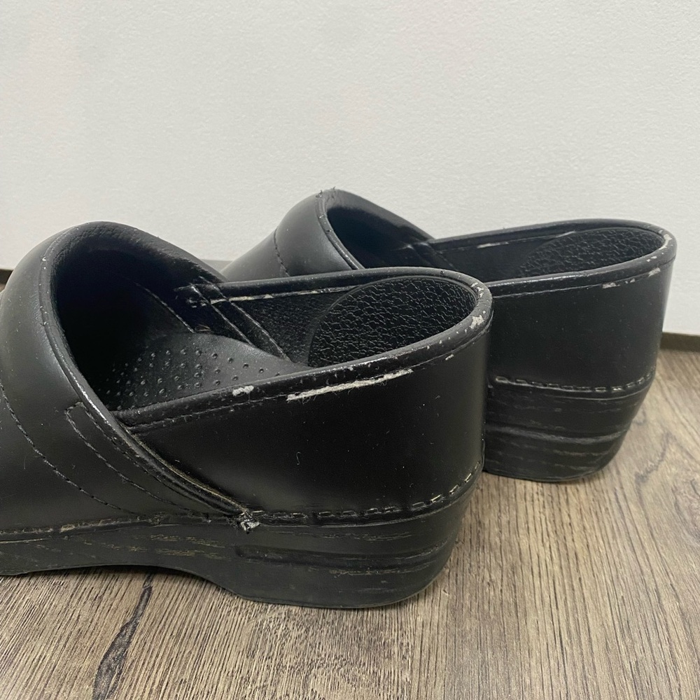 Dansko Cambrio Black Leather Clogs, Size 39 - Picture 4 of 7